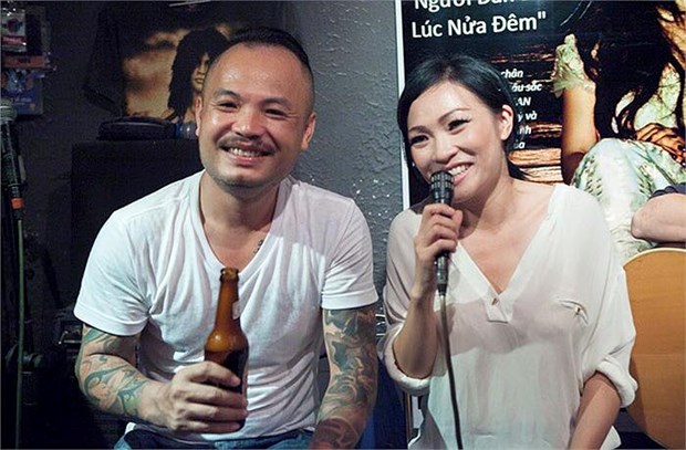Trần Lập vừa uống bia vừa trò chuyện cùng Phương Thành.